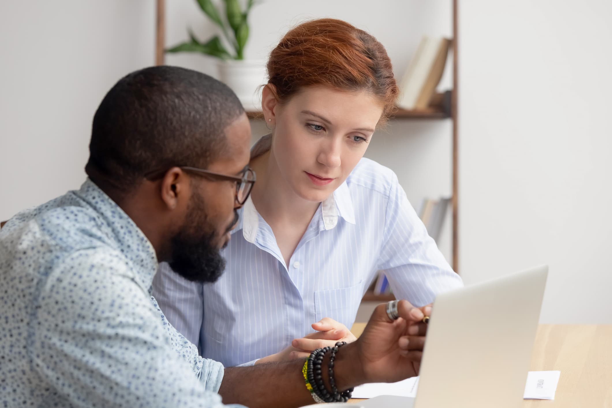 mentor consulting an intern